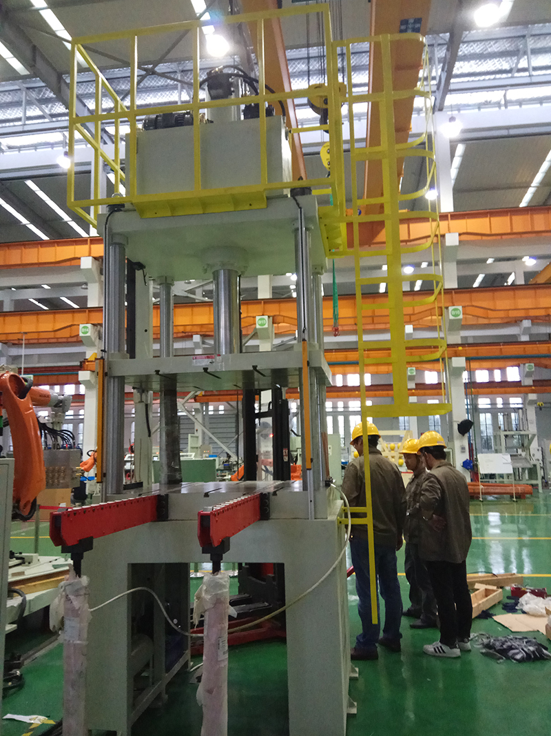 壓鑄島內(nèi)自動切邊機(jī)